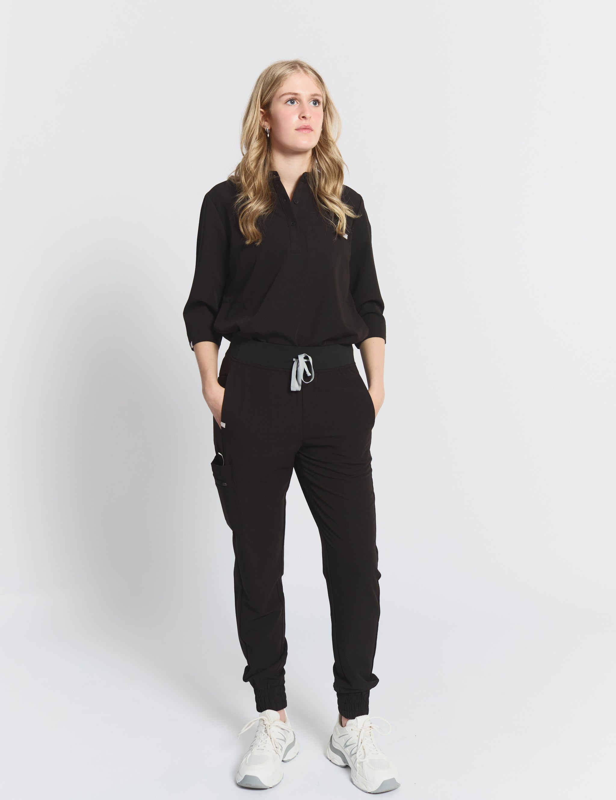 joiia-elodia-jogger-scrub-pants-black-female-canada-1.jpg