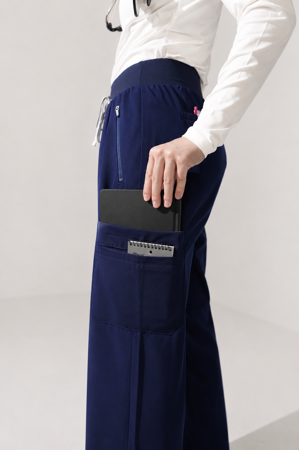 joiia-quinn-navy-pants-female-canada_1.png